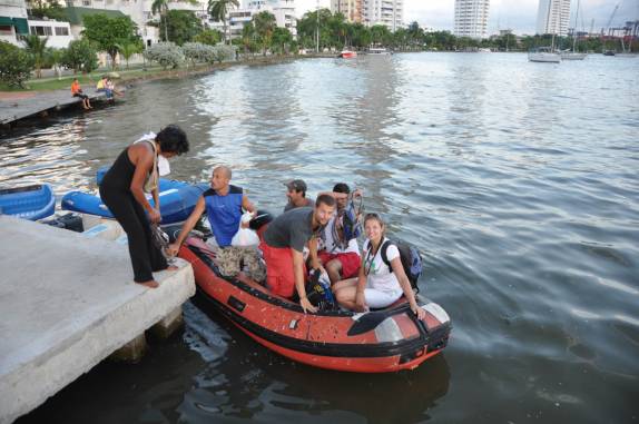 Os passageiros são levados para o veleiro que nos levará ao Panamá (na marina de Cartagena, na Colômbia)